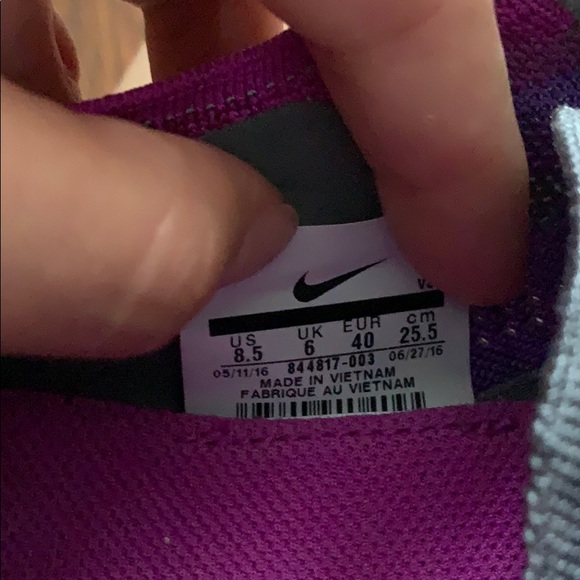 Nike Sneakers... Size 8 1/2 - Picture 9 of 15